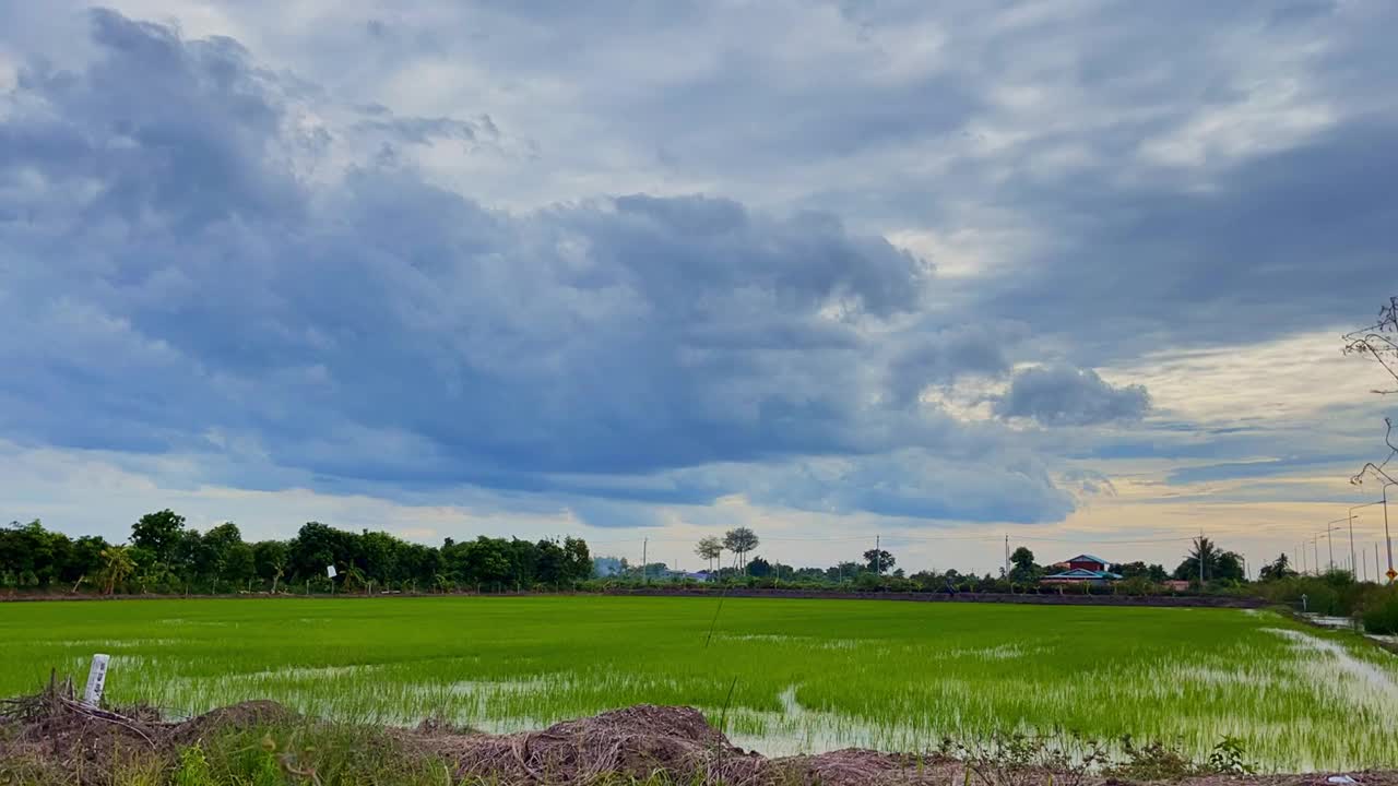 夏日蓝天上，雷暴前形成的白色蓬松云。移动和变化的云景天气。视频素材