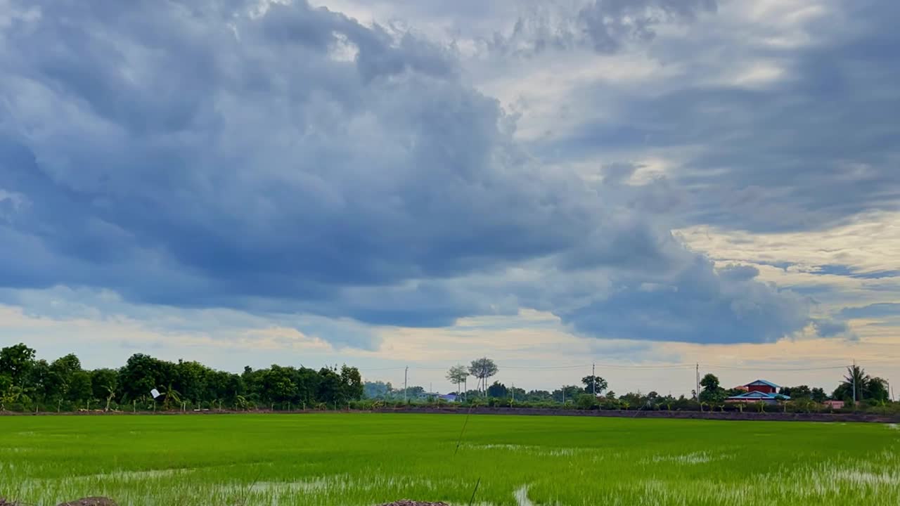 夏日蓝天上，雷暴前形成的白色蓬松云。移动和变化的云景天气。视频素材