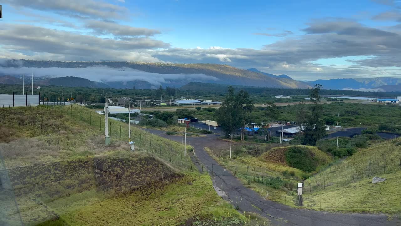 从厄瓜多尔基多机场看山。视频素材