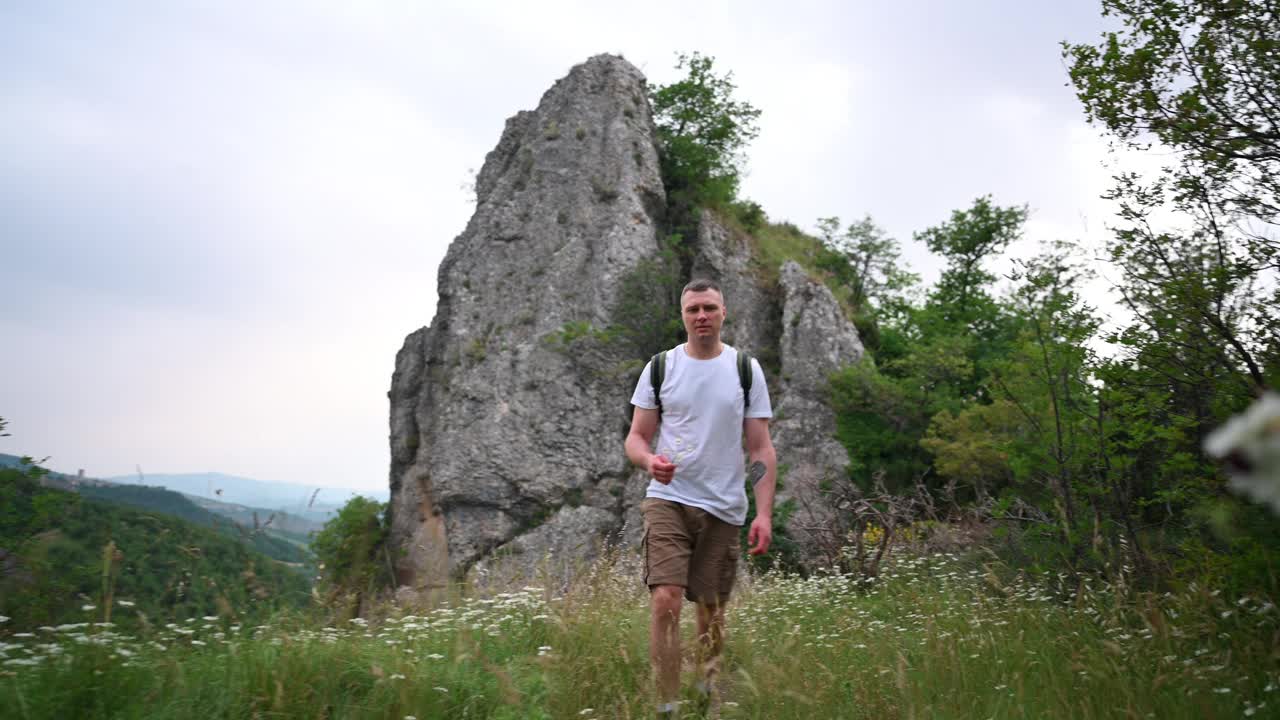 徒步旅行中的徒步旅行者。视频下载