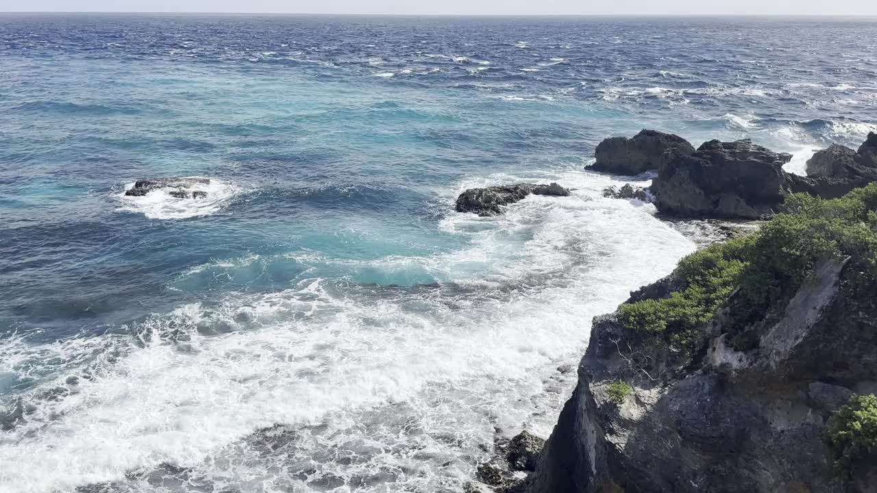 在墨西哥的女人岛，海浪冲击着加勒比海海岸的岩石视频素材