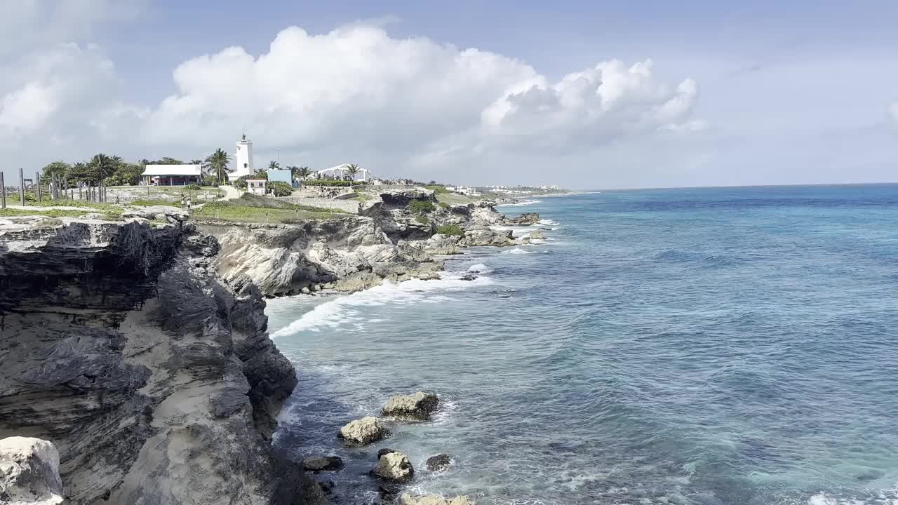 在墨西哥的女人岛，海浪冲击着加勒比海海岸的岩石视频素材