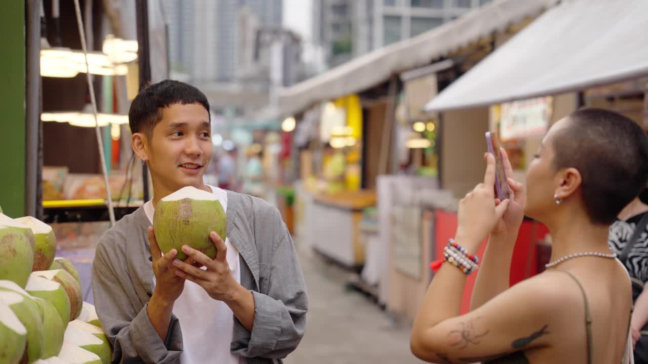 一对嬉皮士夫妇在中央市场享受午餐和小吃。视频素材