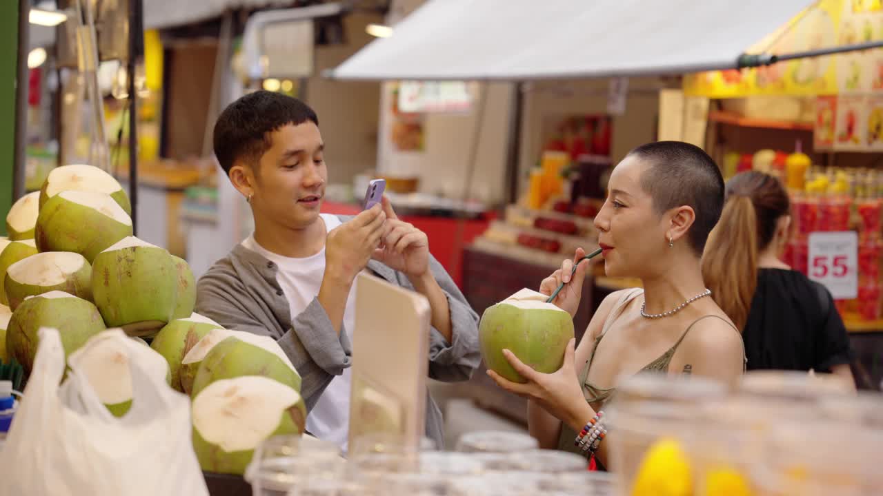 一对嬉皮士夫妇在中央市场享受午餐和小吃。视频素材