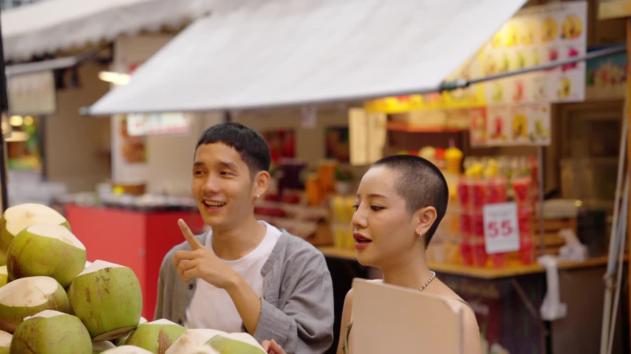 一对嬉皮士夫妇在中央市场享受午餐和小吃。视频素材