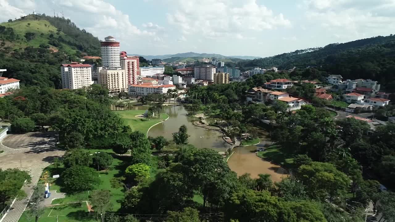 旅游城市Águas de Lindóia的城市公园鸟瞰图，巴西的热之都视频下载