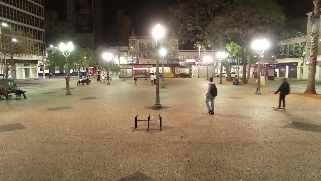 在坎皮纳斯市中心的Largo do Rosário，人们在夜晚行走的鸟瞰图，背景是城市的灯光视频素材