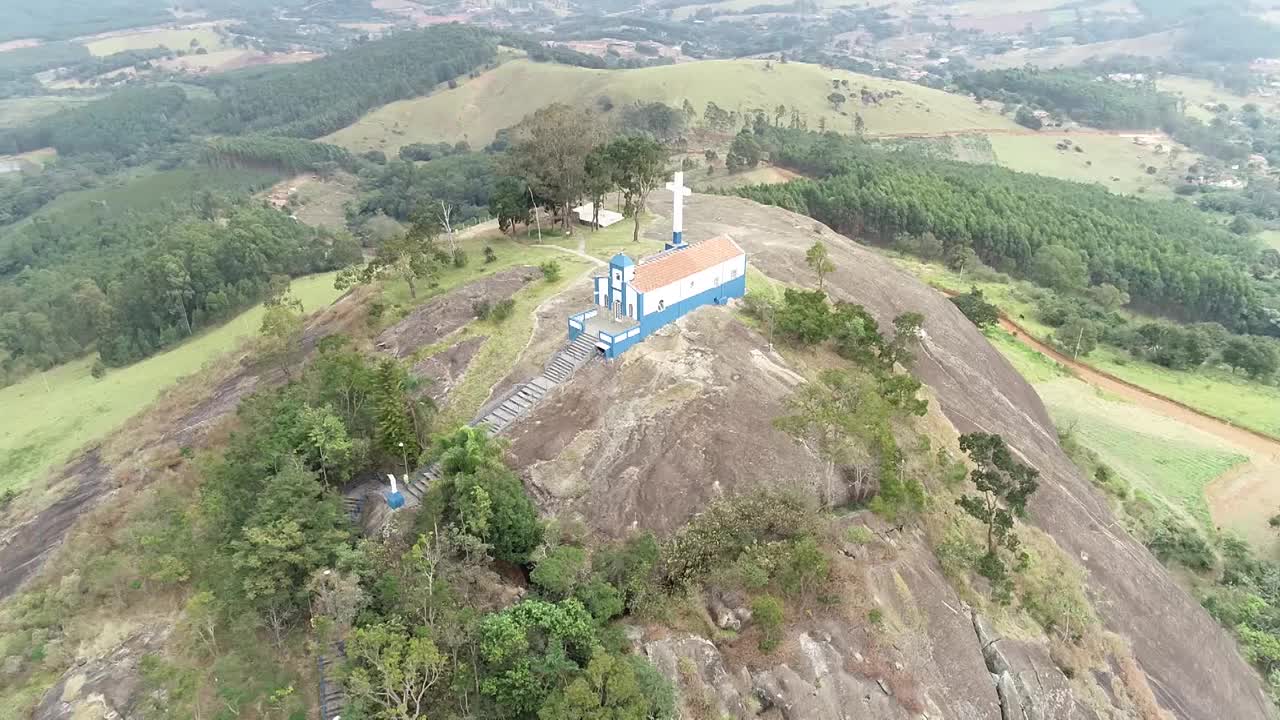 鸟瞰位于巴西<s:1>圣保罗州内陆佩德拉贝拉市山顶上的圣所教堂视频素材