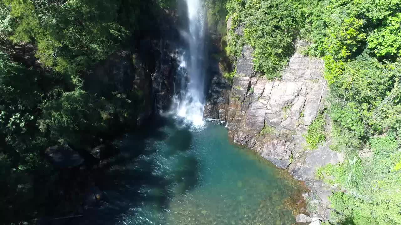 从空中俯瞰的瀑布在诺布雷斯与清澈的水显示巴西塞拉多森林视频素材