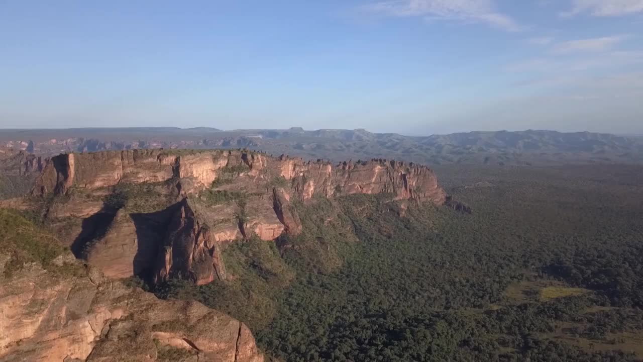 俯瞰巴西塞拉多植被区Chapada dos guimar<e:1>国家公园的岩层。视频下载