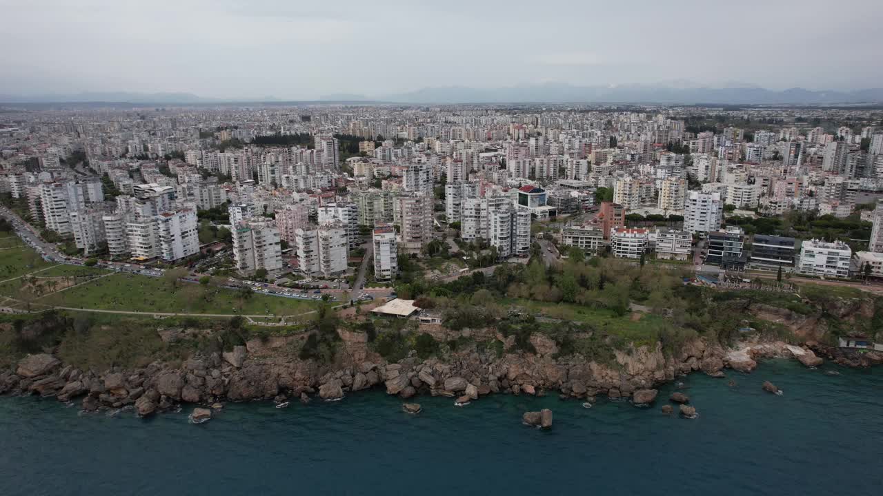 独特的临海海滨城市景观。视频下载