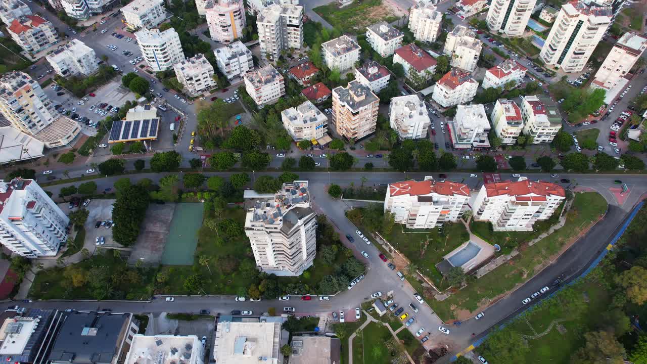 飞过城市的主要道路视频下载