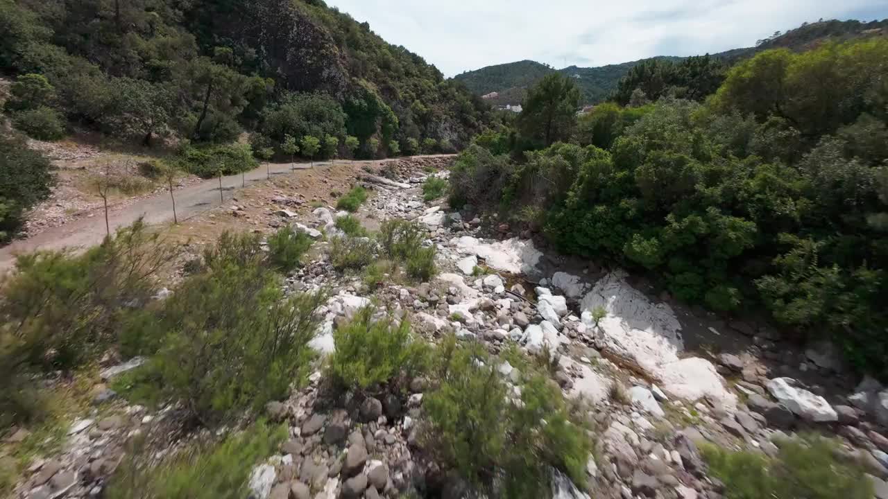 FPV无人机航拍的山路和岩石溪在森林谷，完美的徒步旅行视频下载