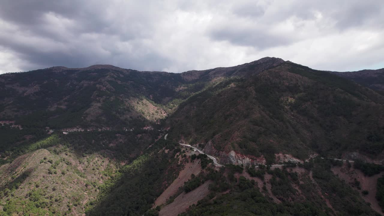 沉浸在山口的美景中，蜿蜒的道路穿过茂密的森林视频下载