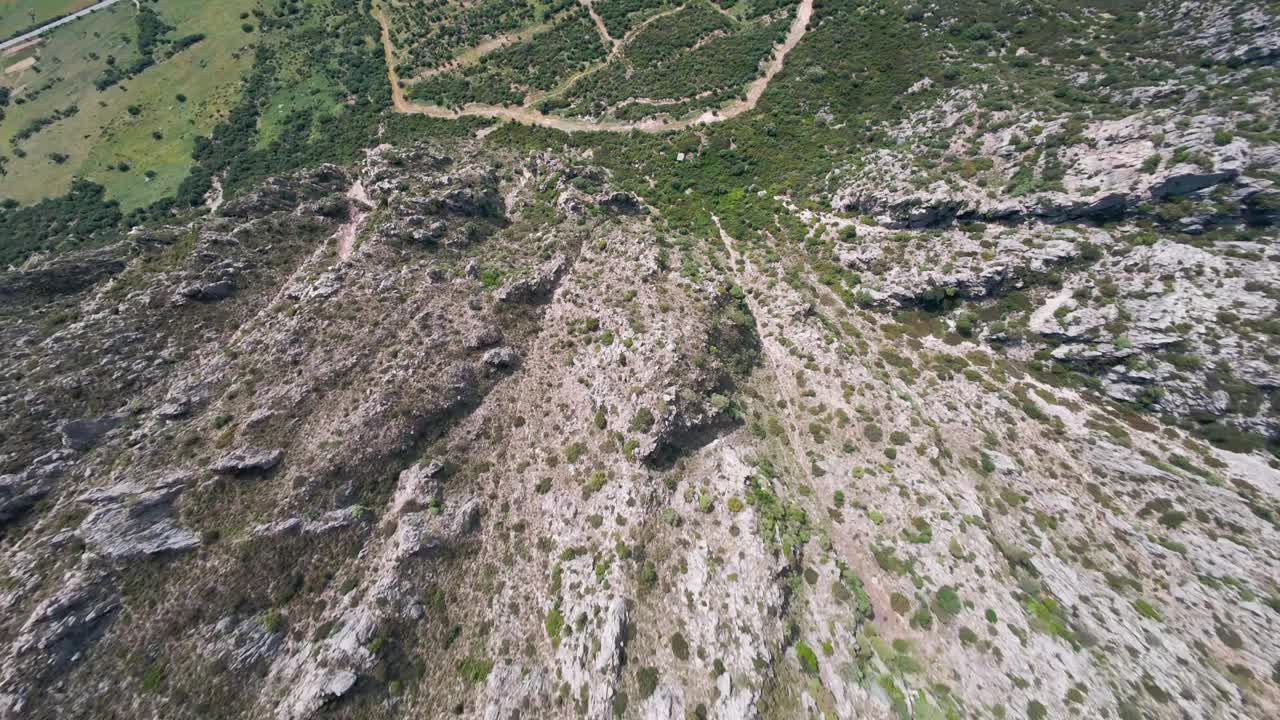 岩石景观和绿色山谷的FPV鸟瞰图是探索和冒险的完美选择视频下载