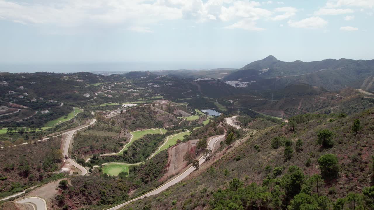 全景鸟瞰宁静的山景，蜿蜒的道路和郁郁葱葱的绿色植物，哥斯达黎加视频下载