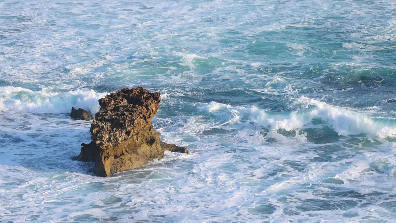 海浪拍击岩石视频素材