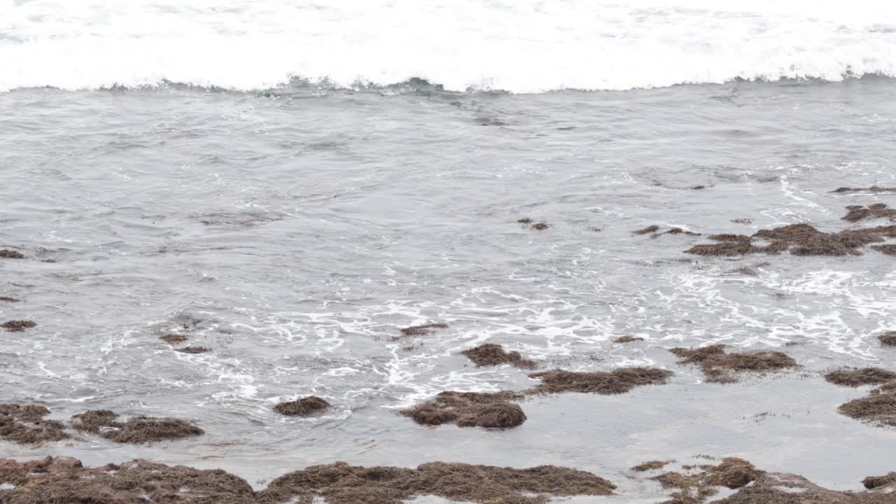 海浪冲击着岩石海岸视频素材