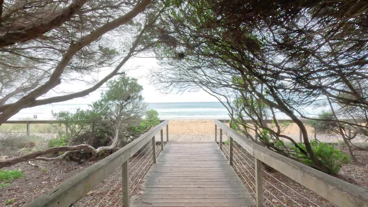 通往海洋的风景海滩步道视频素材