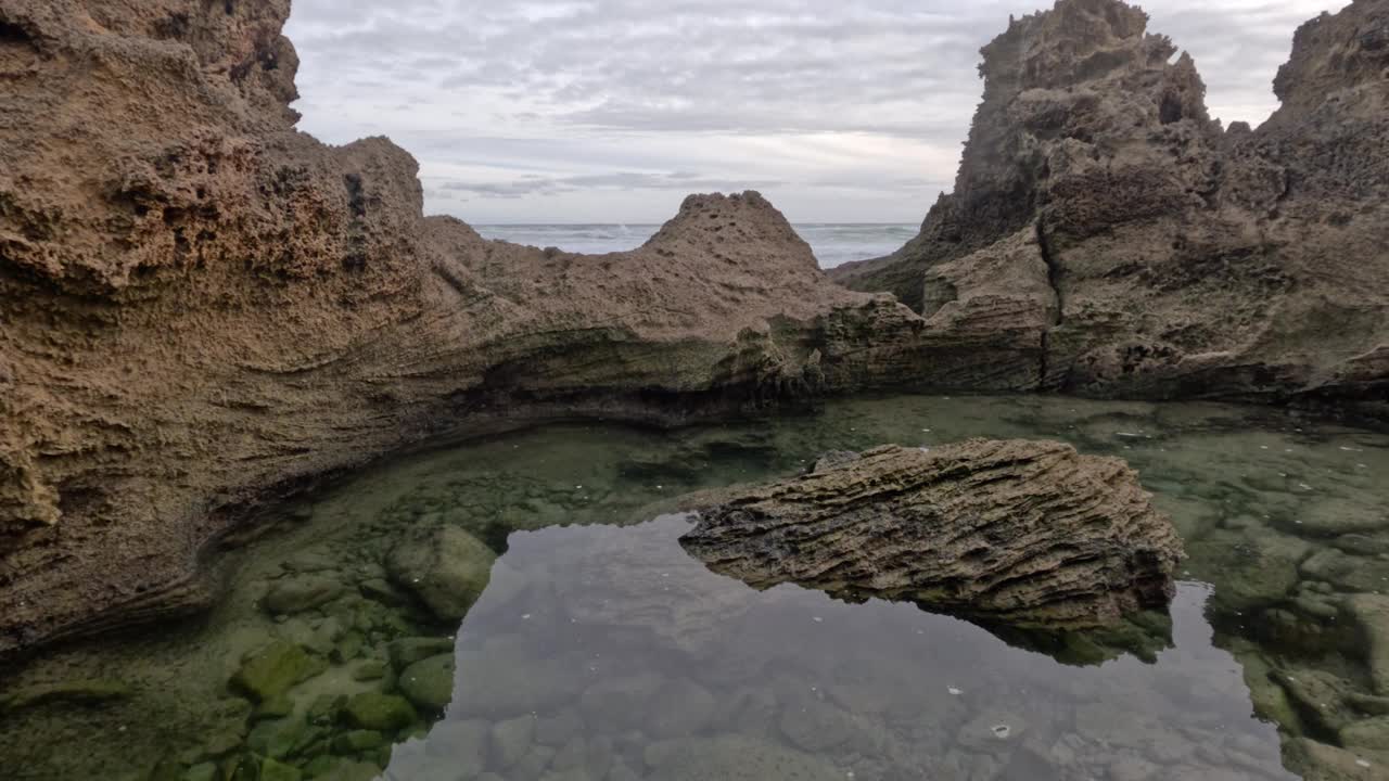 探索岩石池和水下生物视频素材