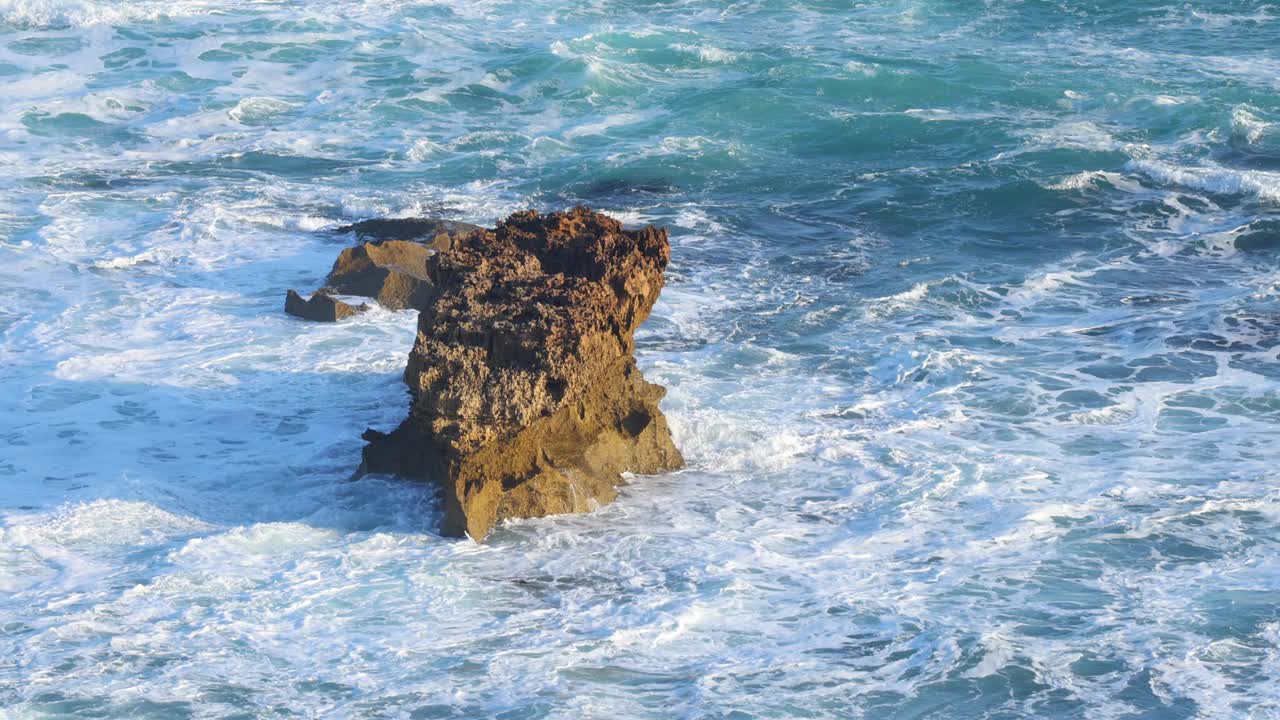 海浪冲击岩层视频素材