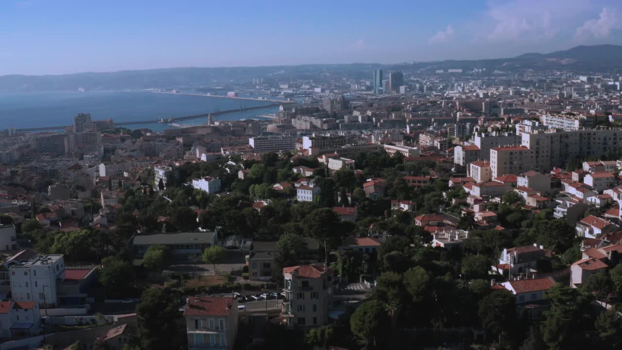 马赛:法国城市鸟瞰图，马赛老港(Vieux-Port de Marseille)， Le Panier和la Joliette社区，以及从上面俯瞰的邮轮港口。视频下载