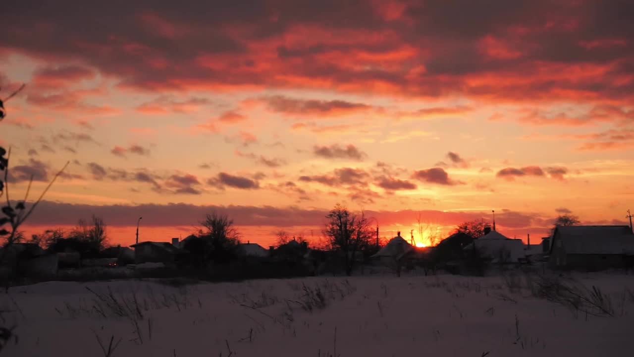 风景，冬天夕阳落在村里视频下载