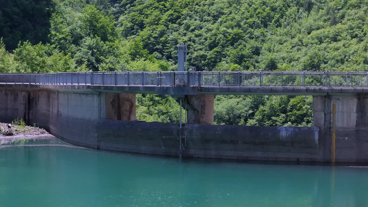 山上的水库和水坝视频素材