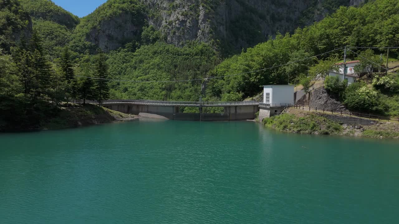 山上的水库和水坝视频素材