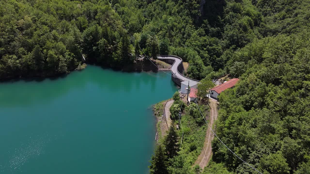 山上的水库和水坝视频素材