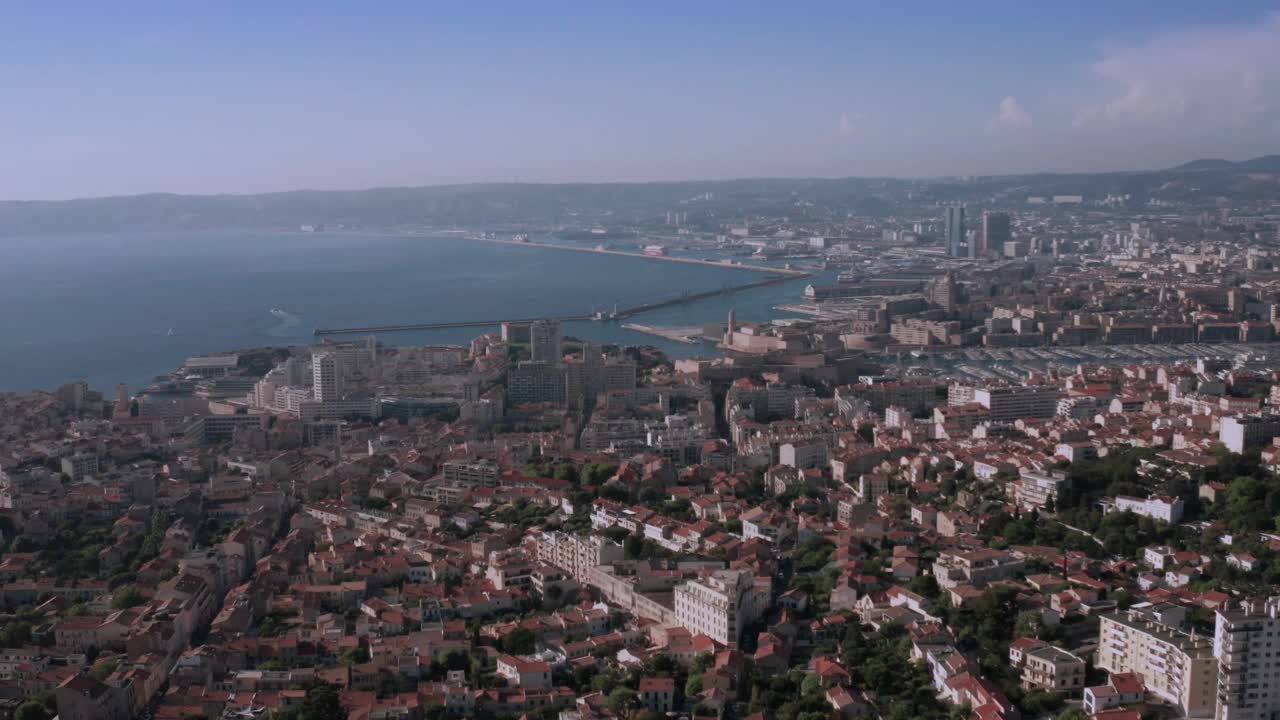 马赛:法国城市鸟瞰图，马赛老港(Vieux-Port de Marseille)， Le Panier和la Joliette社区，以及从上面俯瞰的邮轮港口。视频下载