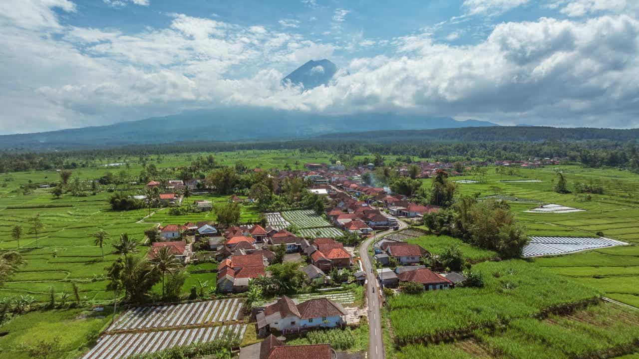 印尼爪哇Pronojiwo, Sumberurip村的超缩鸟瞰图，背景是sememeru火山视频下载