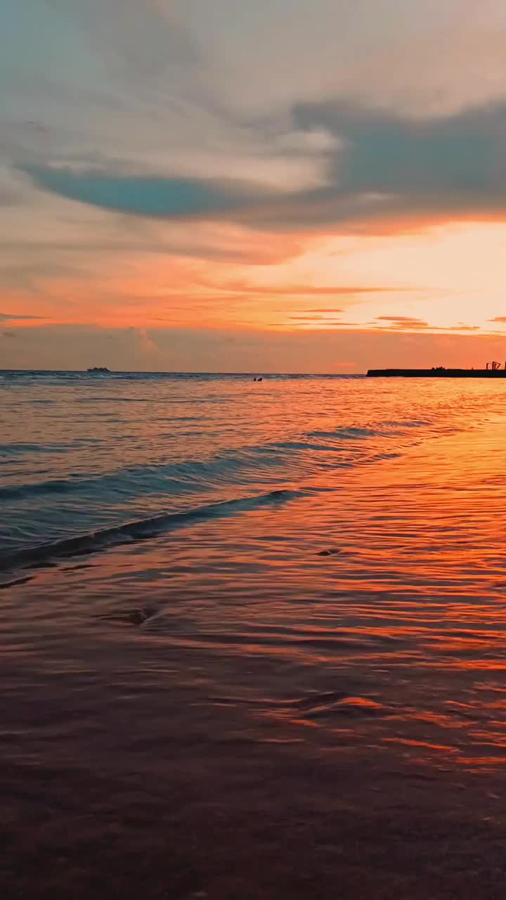 一个美丽的热带海滩与下午的背景垂直镜头视频下载