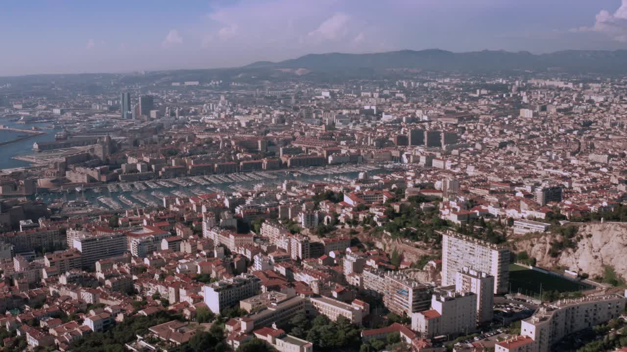 马赛:法国城市鸟瞰图，马赛老港(Vieux-Port de Marseille)， Le Panier和la Joliette社区，以及从上面俯瞰的邮轮港口。视频下载