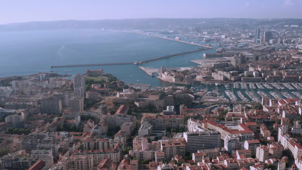 马赛:法国城市鸟瞰图，马赛老港(Vieux-Port de Marseille)， Le Panier和la Joliette社区，以及从上面俯瞰的邮轮港口。视频下载