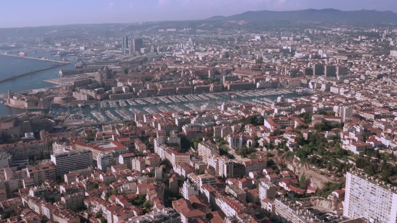 马赛:法国城市鸟瞰图，马赛老港(Vieux-Port de Marseille)， Le Panier和la Joliette社区，以及从上面俯瞰的邮轮港口。视频下载