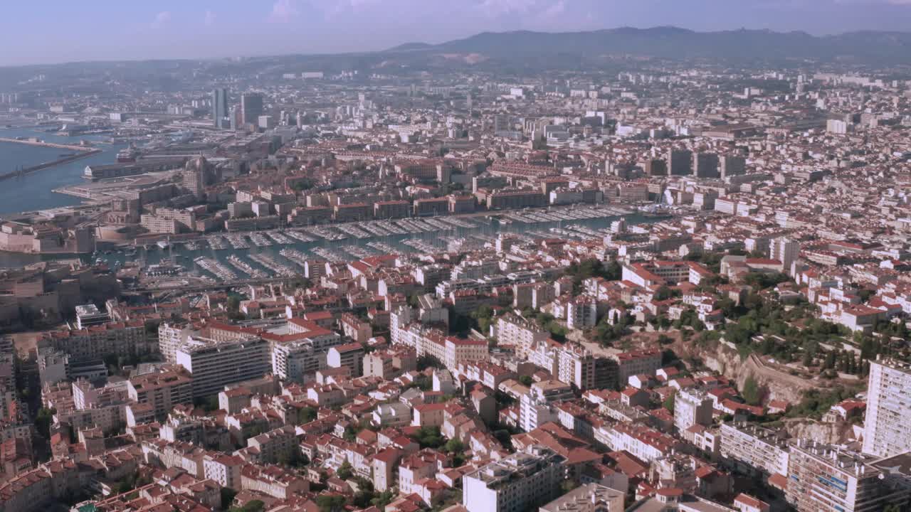 马赛:法国城市鸟瞰图，马赛老港(Vieux-Port de Marseille)， Le Panier和la Joliette社区，以及从上面俯瞰的邮轮港口。视频下载