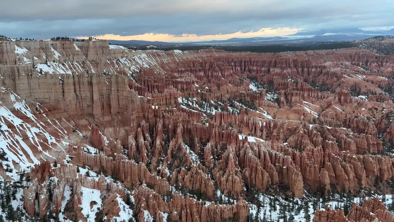 布莱斯峡谷国家公园圆形剧场的黄昏与冬天的雪视频素材