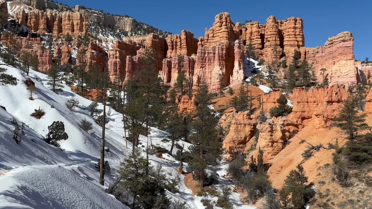 布莱斯峡谷圆形剧场《冬天躲猫猫小径》里的hoodoo视频素材