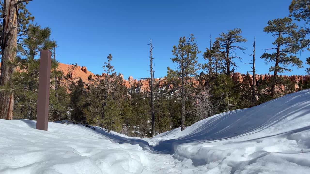 冬季布莱斯峡谷国家公园的雪景徒步旅行视频素材