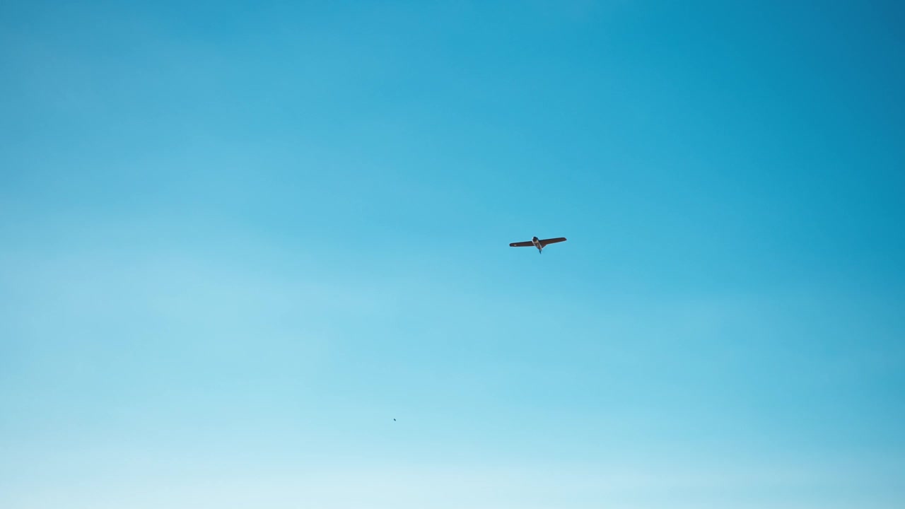 无人驾驶飞机在空中飞行。军用无人机正在飞行。空中的军用无人机。侦察无人机。蓝天上的无人驾驶飞机。视频下载