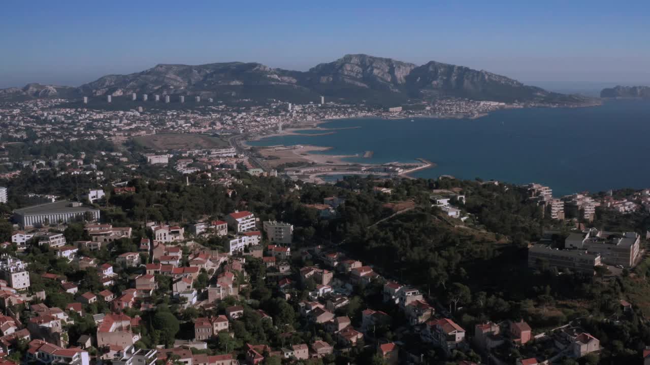 马赛:法国城市鸟瞰图，鲁卡斯-勃朗峰，佩里埃，普拉多社区和海滩，从上面俯瞰卡朗克国家公园前。视频下载