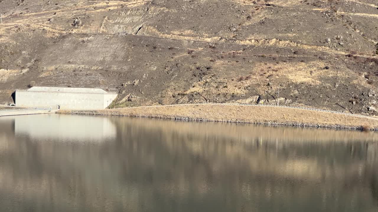 冰川湖上的水电站，两岸环山视频下载