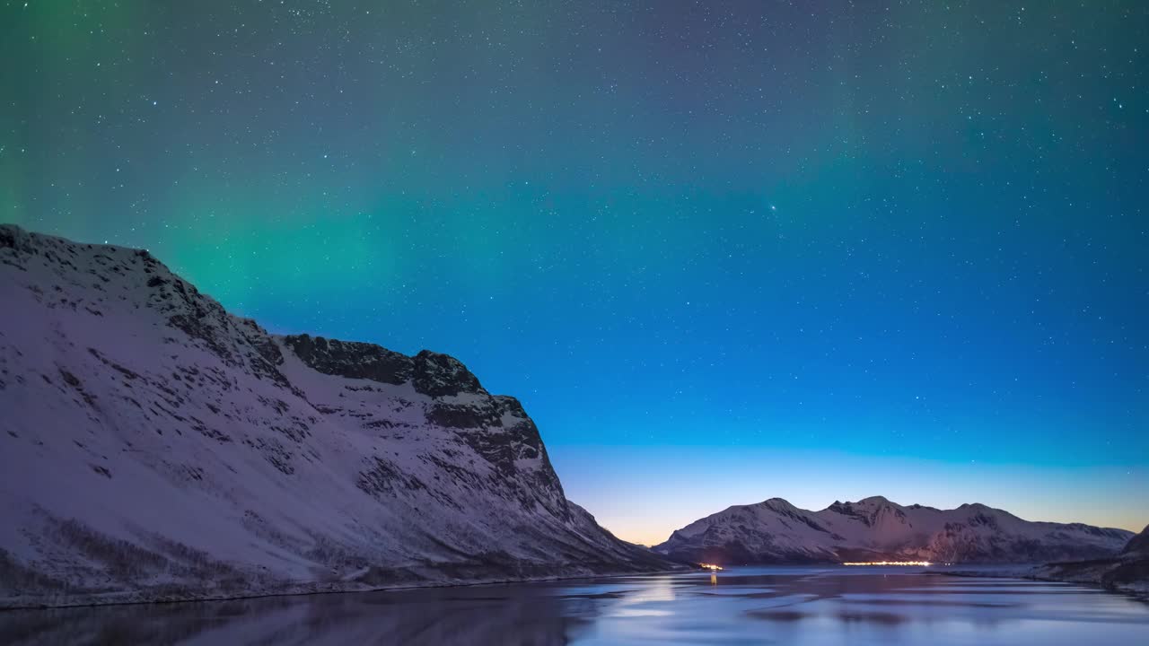 挪威特罗姆瑟的时间流逝的北极光在洞穴峡湾冬季景观视频素材