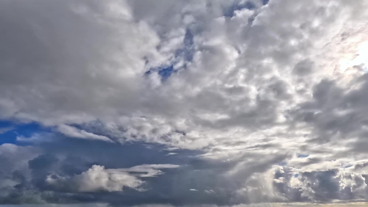 白天的天空。晴朗的天空有积云，预示着平静的天气。视频素材