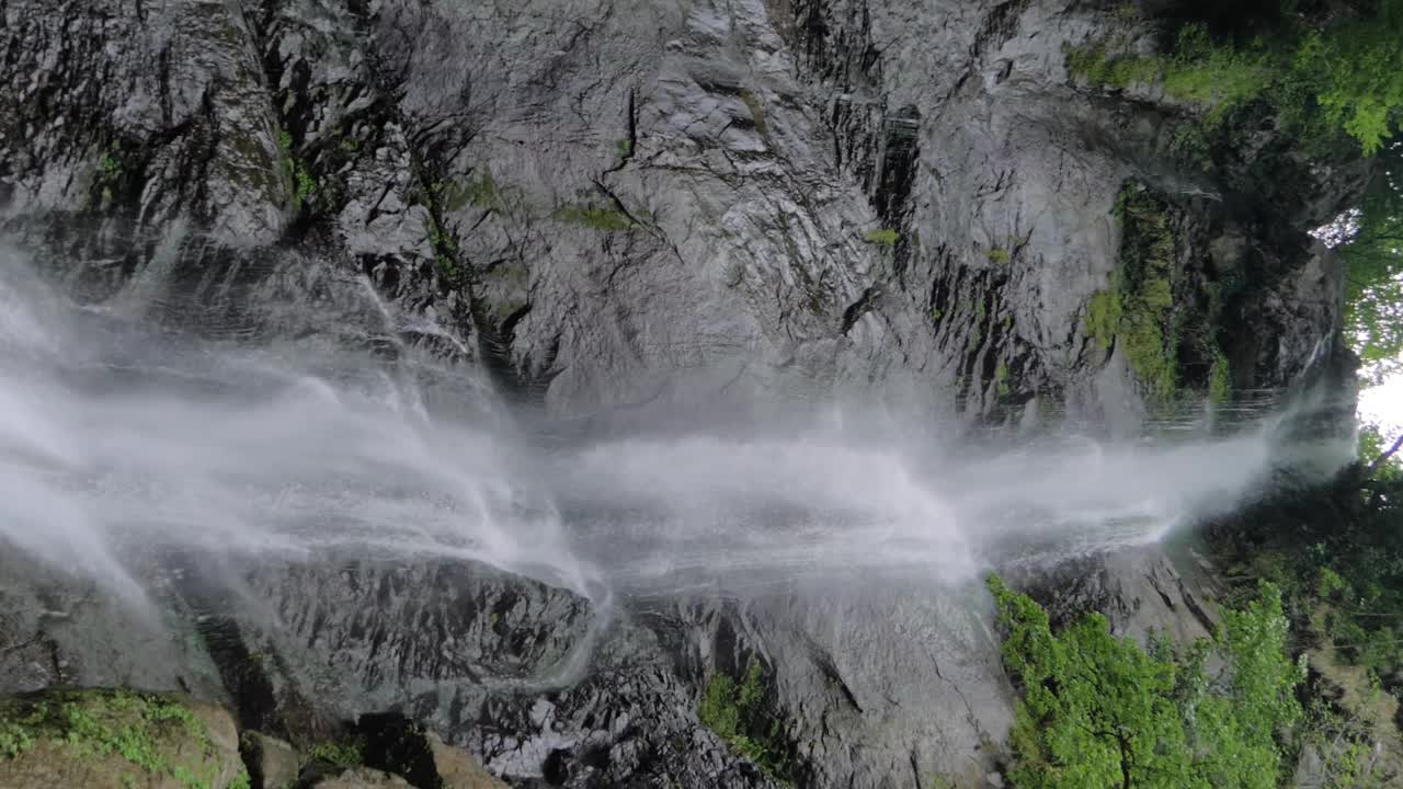 慢动作:瀑布在山间，溪水奔流，垂落而下视频素材