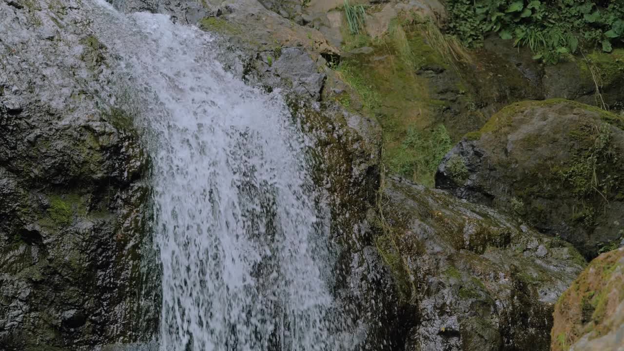 慢动作:瀑布在山上，河流或溪流流动和下降视频素材