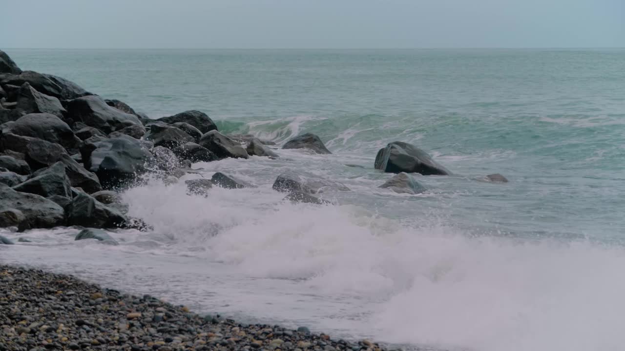 海浪冲击着多石的海岸，海岸:慢动作视频素材