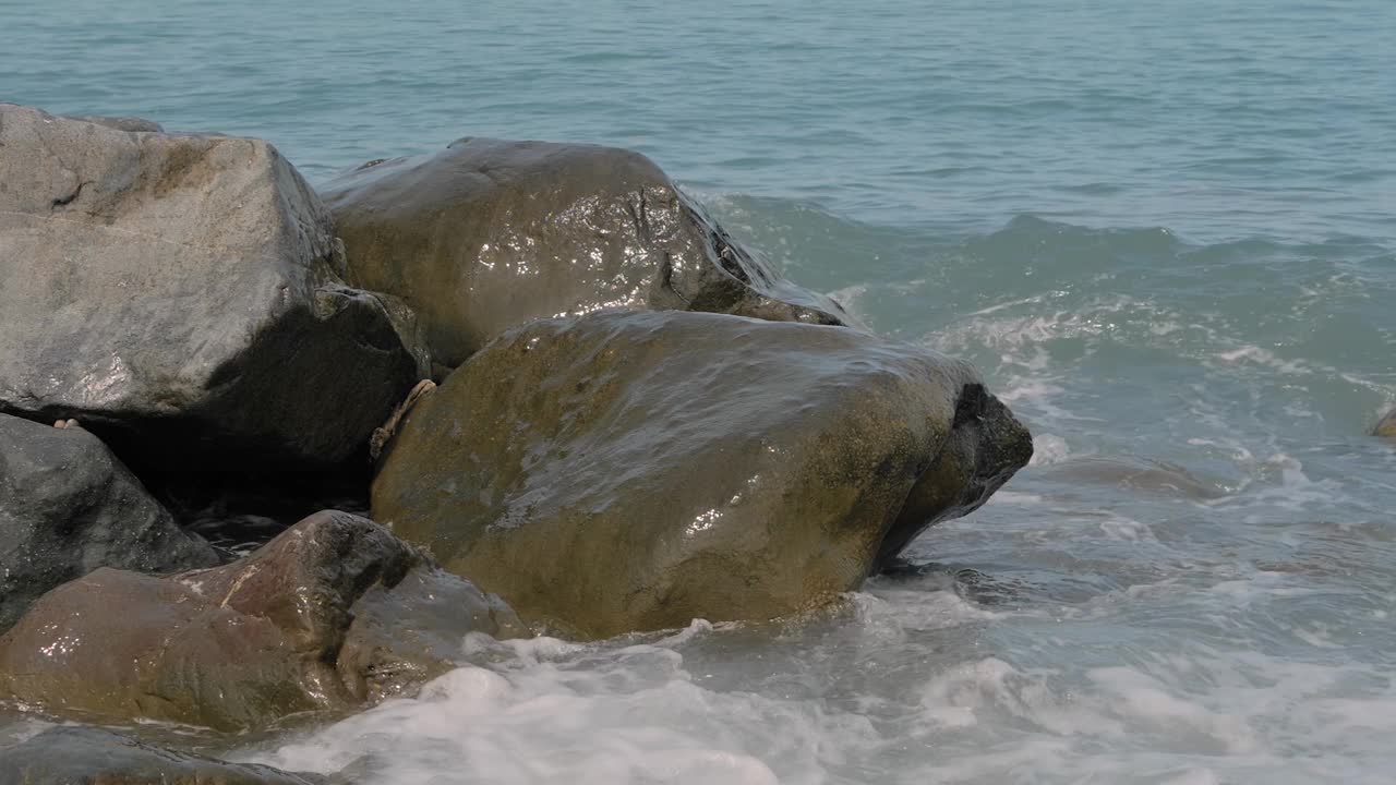 慢镜头——海浪撞击岩石——特写镜头视频素材