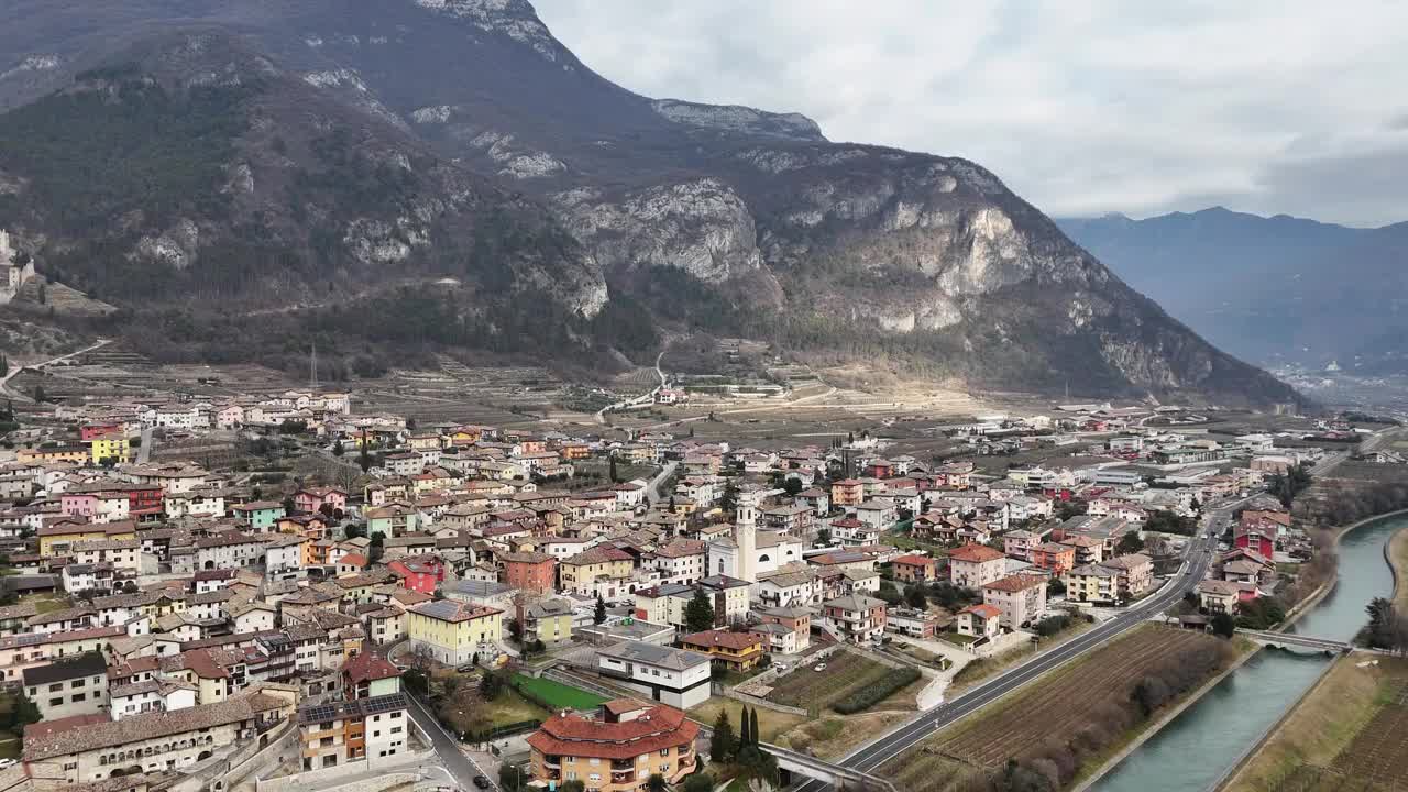 俯瞰Riva Del Gardas迷人的城镇景观和雄伟的山脉视频素材